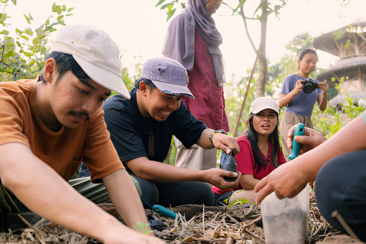 Volunteers planting trees as part of Green Volunteer Ventures in Nepal